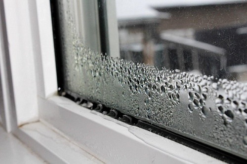 Почему запотевают окна и как это устранить